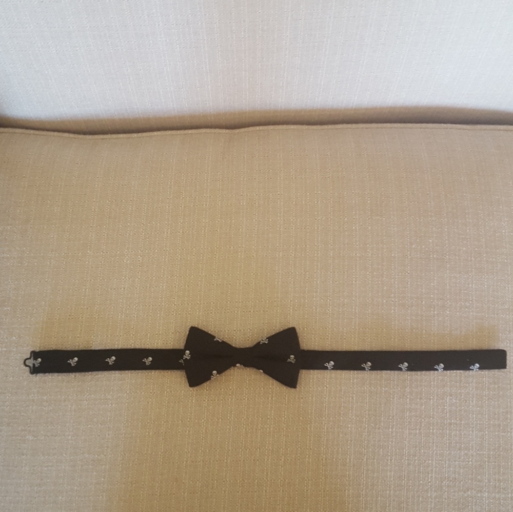 Van Heusen Men's Boys' Skulls Adjustable Bow Tie